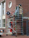 850973 Afbeelding van het inpakken van het schoongemaakte en gerestaureerde, door de Utrechtse beeldhouwer Jo Uiterwaal ...